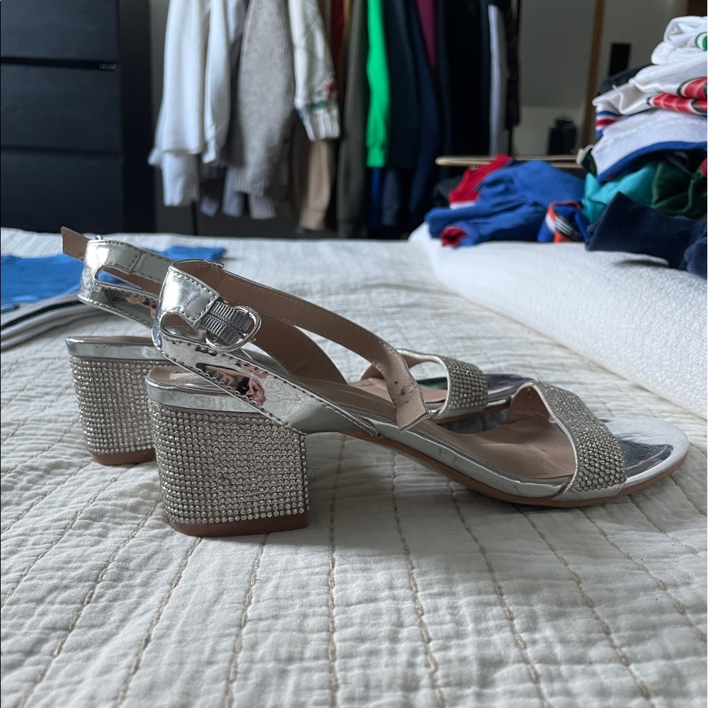 Studded delicacy 2 inch heels 6.5